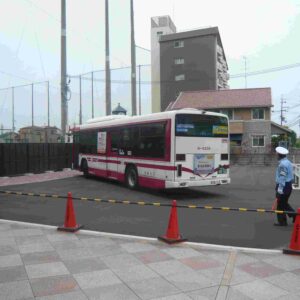 降り場に停車します