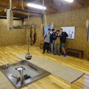 伝統的住居チセを見学