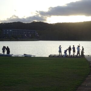 夕暮れのポロト湖湖畔で