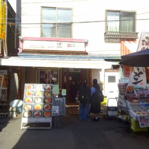 朝市の海鮮丼人気店に並ぶ