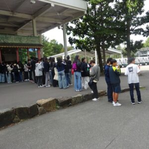 名物のソフトクリームを味わう