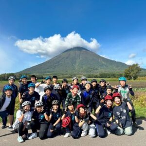 羊蹄山を背景に