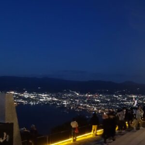 友達と夜景を楽しむ
