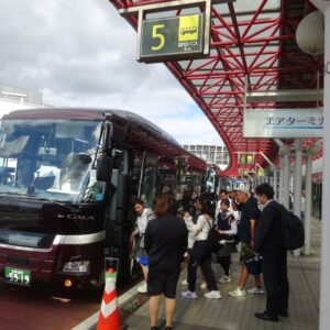 バスに乗り込みます。