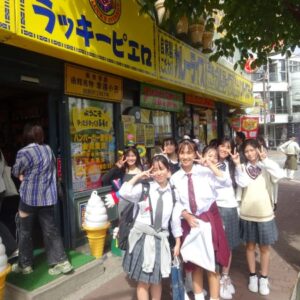 ラッキーピエロの前で